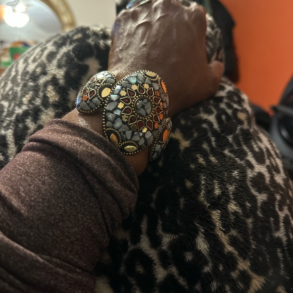 Brass cuff. Heavy quality. Mother pearl and coral inlaid.  Nice. Hand made - Picture 5 of 8